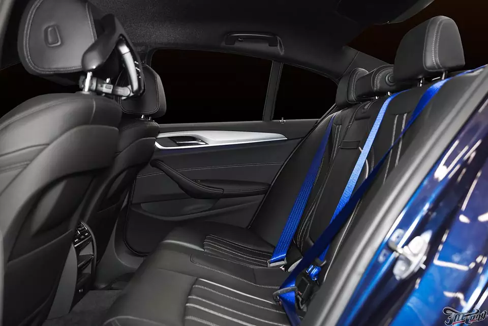 BMW 520i (G30). Оклейка всего кузова в полиуретан. Окрас заднего диффузора. Установка синих ремней безопасности.